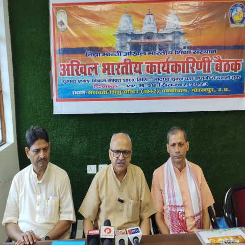 Vidya Bharati’s Mahamantri addressing at press conference organized at Gorakhpur Press Club